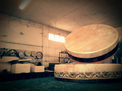 Bendir (Premium) – tambor del Antiguo Egipto– Fabricado artesanalmente – caja de resonancia de madera y membrana de cuero – con sistema de afinación de aire – es.luthieros.com